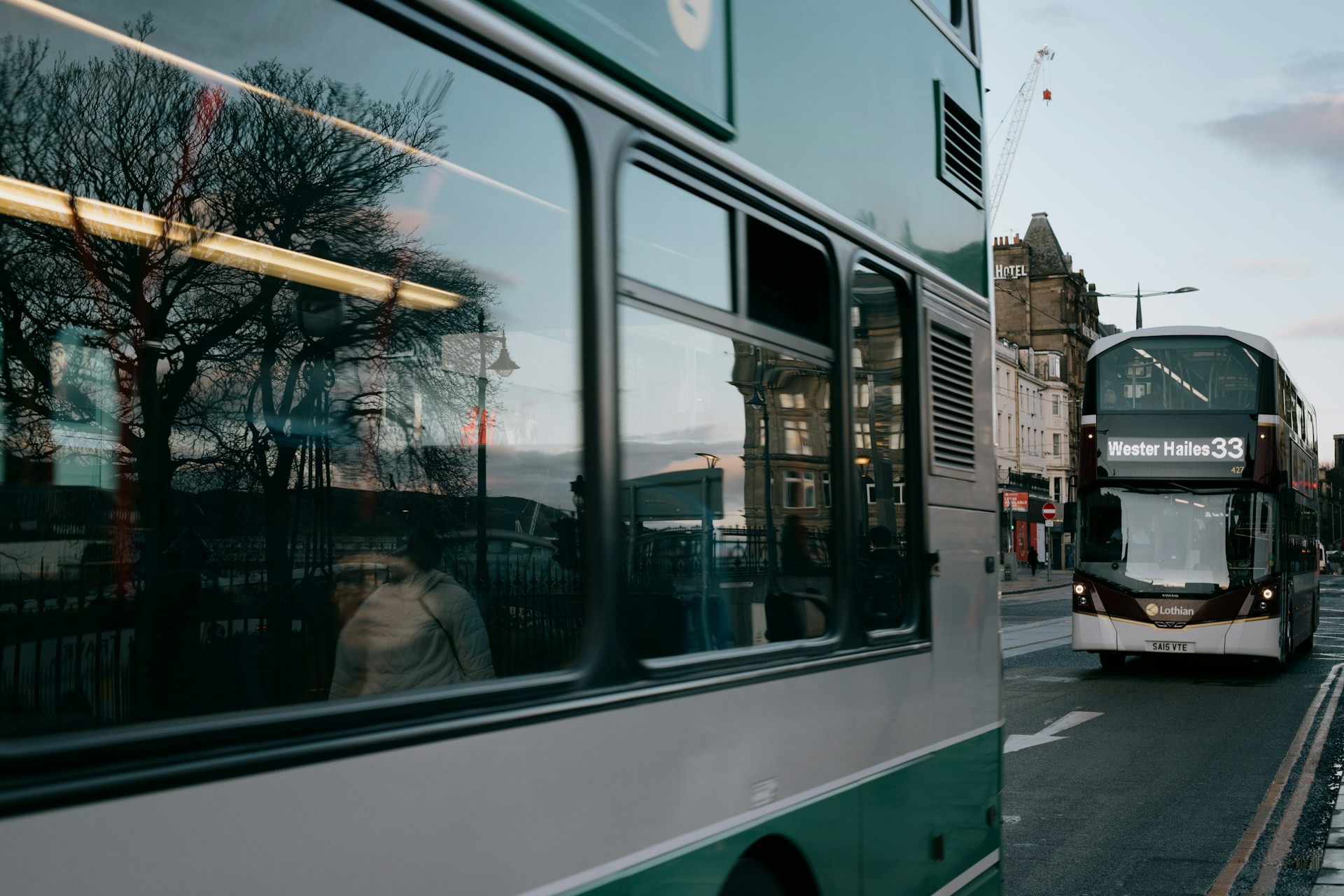 Edinburgh Airport to city centre: tram vs bus (times, frequency, and what to choose) Edinburgh Airport to city centre: tram vs bus (times, frequency, and what to choose)