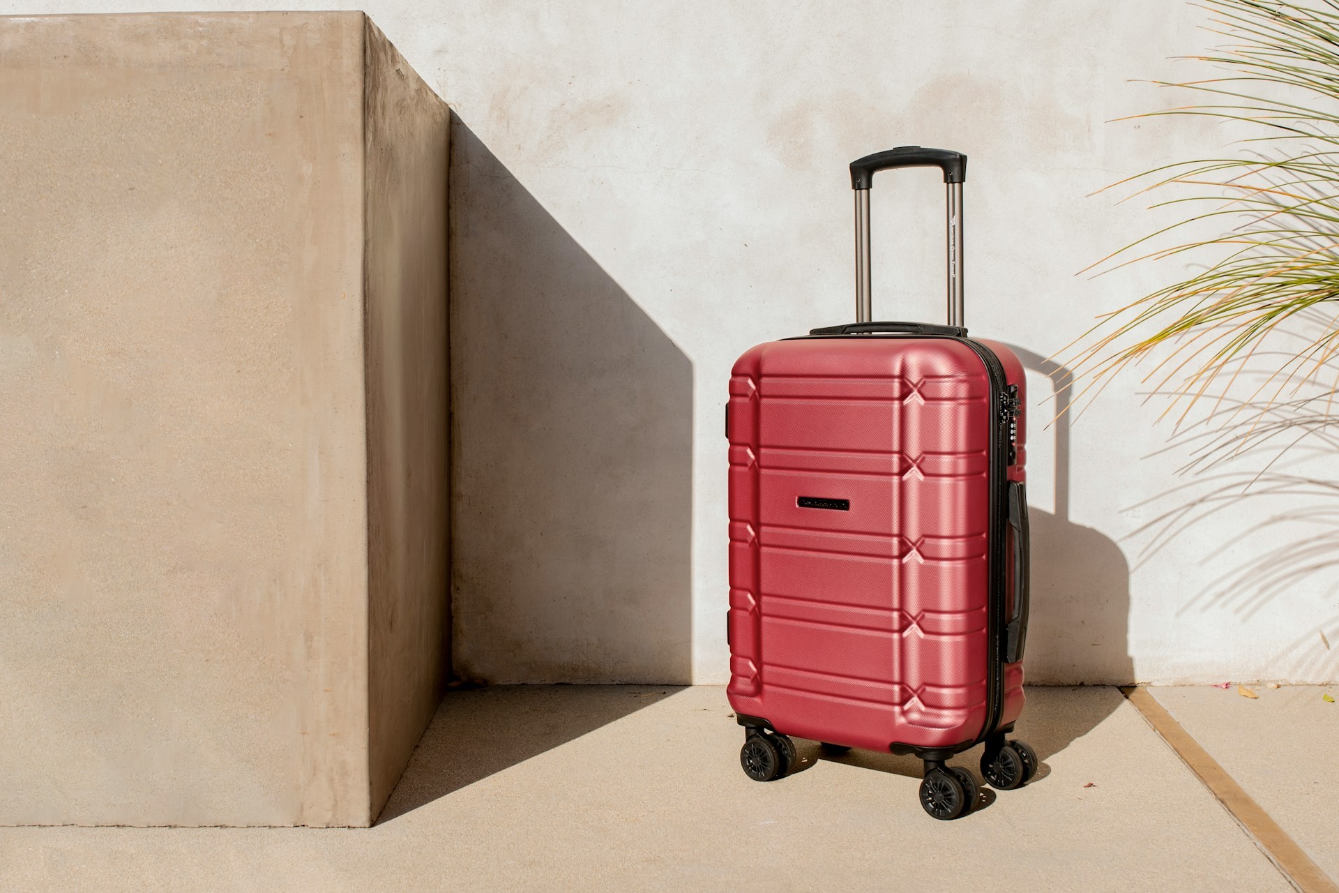 Stasher vs Bounce for Luggage Storage